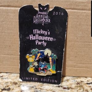 Disneyland Limited Edition Halloween Party Lilo and Stitch Pin Annual Passholder